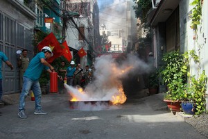 圖為新富郡新成坊自管組成員在進行消防演練。