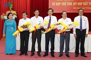 梅文黃同志（右二）及杜清平同志（右三）。（圖源：VOV）