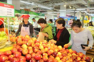 消費者在國內零售商系統購物。