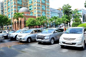 自8月1日起本市開展對暫時在道路上、人行道上停泊的汽車進行收費。（圖源：范強）