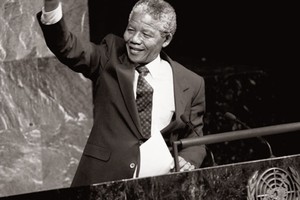 曼德拉作為當時的南非非洲人國民大會副主席，在大會堂向反對種族隔離特別委員會發表講話時舉起拳頭。（圖源：聯合國）