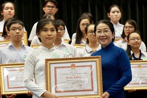 市委副書記武氏蓉向優秀生頒發獎狀。