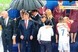 克羅地亞總統基塔羅維奇（右）擁抱每一名克羅地亞球員。