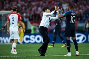 球迷進場與姆巴佩擊掌。