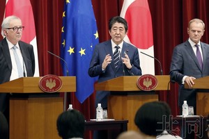 歐洲理事會主席、日本首相和歐盟委員會主席(從左至右)舉行會談。（圖源：共同社）