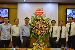 值傳統日72週年紀念司法部長黎成隆向民事案件執行總局贈送鮮花祝賀。（圖源：宏黎）