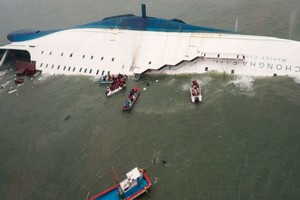 圖為 2014年4月，韓國“世越”號沉沒，船上476人中，304罹難。（圖源：路透社）