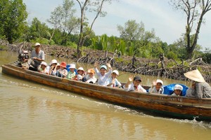 到校途中的同塔省新鴻洪水區學生。