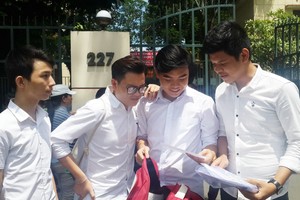 華人學生觀看大學分數以準備辦理入學手續。