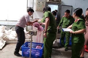 職能力量在紅琛經營單位進行檢查產地不詳的食品。（圖源：梅簪）