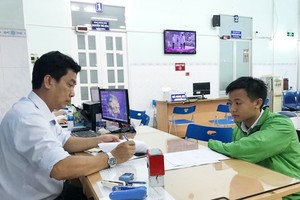 一號公證室人員在午休時間為民眾辦理手續。