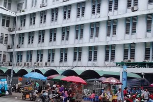 第五郡震傷矯形醫院門前許多流動 攤販違規經營。