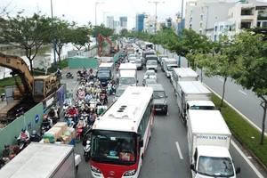 因路面坍塌事故影響，該區交通擠塞多個小時。（圖源：士同）