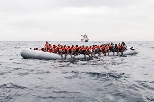 搭乘橡皮艇從利比亞海岸出發橫渡地中海的移民和尋求庇護者。（圖源：互聯網）
