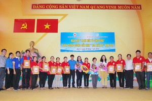 組委會向該郡15個坊的急救站代表人贈送藥箱、醫用品和普通藥物。