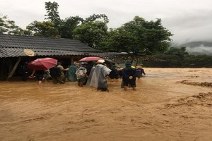 安沛省近日連遭暴雨襲擊，致多地引發洪水氾濫而造成嚴重損失。（圖源：民越）