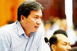 市工商廳副廳長阮方東在媒體發佈會上發言。