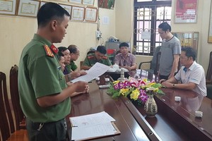 公安在向嫌犯武仲良（右二）宣讀拘捕令。（圖源：秋草）