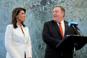 美國國務卿蓬佩奧（右）和駐聯合國大使黑莉在聯合國記者招待會上。（圖源：路透社）