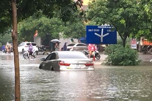 強降雨致河內市多條街道一片汪洋，交通受阻。（圖源：黎皇）