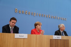 德國總理默克爾（中）當地時間20日在柏林出席每年一度的夏季記者會。（圖源：新華網）