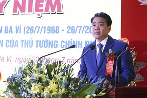 河內市人委會主席阮德鐘在會上發言。