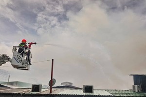 聞訊後，市消防警察廳調派新富、第十二及十一等郡消防警察科和救援科的數十名消防員趕抵現場滅火。（圖源：志石）