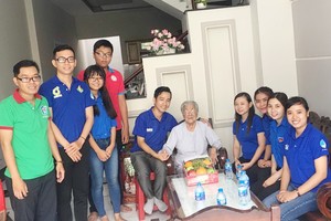 第六郡青年慰問越南英雄母親黎氏映。