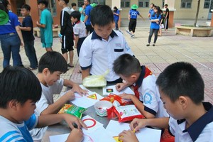 第十一郡越華學生在學習交通標誌。