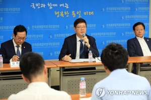 7月22日，在韓國公民團體“民族和解合作泛國民協議會”辦公室，民和協常任議長金弘傑（左二）向媒體記者介紹訪朝結果。左一為共同民主黨議員金漢正。（圖源：韓聯社）