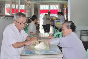 第六郡東醫會慈善診療所為郡內120位榮軍、烈士家屬贈醫施藥。