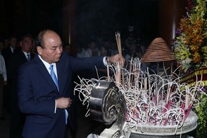 阮春福總理上香緬懷同祿縣烈士。（圖源：統一）