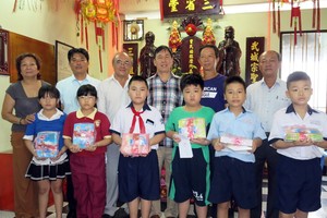 各理事向優秀子弟頒獎。