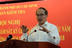 市委書記阮善仁在會議上發表講話。（圖源：喬峰）