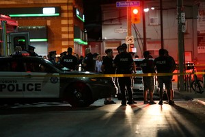 多倫多警方封鎖案發現場，拉起警戒線進行勘查。（圖源：互聯網）
