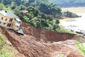 和平省日前連遭暴雨襲擊引發洪澇災害，部分地區發生山體滑坡。