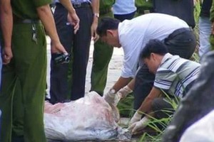 法醫趕往現場進行驗屍。（圖源：光英）