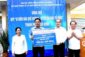 市委書記阮善仁向“為祖國海洋與海島——為祖國前線”基金會象徵性移交4億零600多萬元款項。（圖源：喬峰）