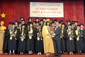 阮曰朗主席向畢業生頒發證書。