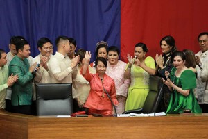 7月23日，在菲律賓馬尼拉眾議院，菲前總統阿羅約（中）被選舉為新一任眾議長。（圖源：互聯網）
