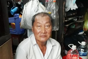 許榮的家地方窄小，一家人都是睡在地板上。