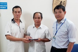 本報時事組長兼讀者-社會慈善工作組負責人徐國樑把讀者捐助給家住新平郡第十坊歐姬街338/26/9號的戶主農阿南興建溫情屋的款項，在新平郡第十坊祖國陣線委員會副主席黃清孝見證下移交給他。