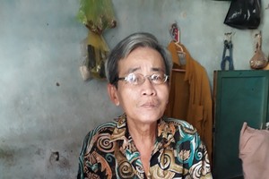 蕭明左腳殘疾，需要使用腋下拐杖助行。