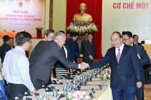 政府總理阮春福與各代表交談。（圖源：統一）