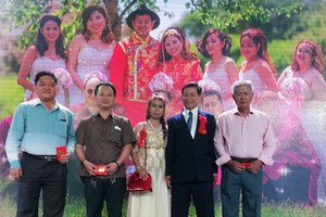 丁繼昌伉儷（右起第二、三人）向各單位代表交贈樂助基金。