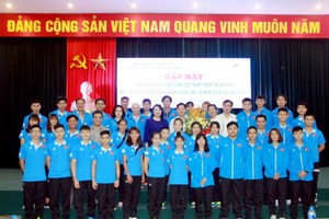 越南學生體育代表團合影留念。