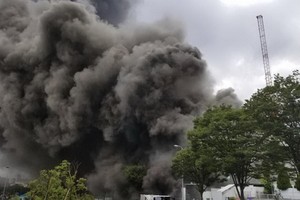 日本東京都多摩市一棟正在建造中的樓層發生火災，現場濃煙衝天。（圖源：互聯網）