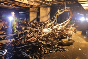 Carina 公寓居民的數百輛摩托車和汽車付諸一炬。（圖源：玉陽）