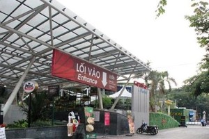 “九‧二三”公園內的部分面積被佔用出租改造為餐廳、咖啡館等。（圖源：民越）