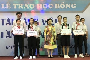 賴謙總經理頒發獎助學金給學生。